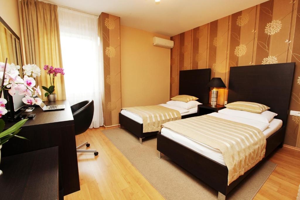 Postel nebo postele na pokoji v ubytování City Hotel Nitra with free parking