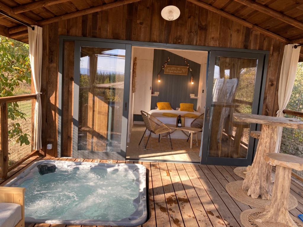 Cabanes Trésors de Campagne,spas privatifs - Huisje Met Uitzicht Op De Tuin