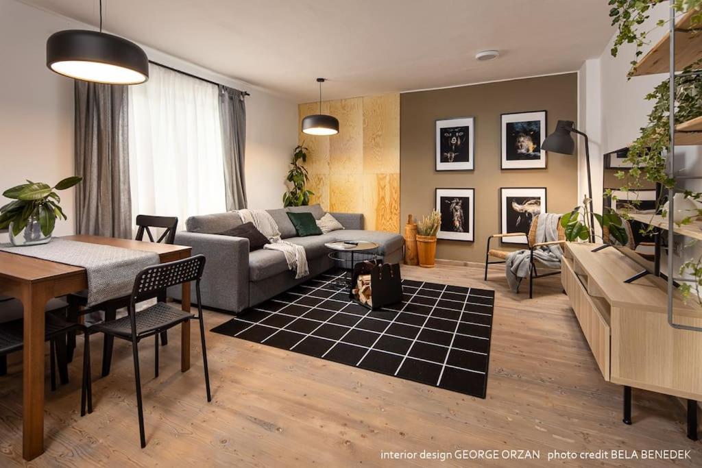 un soggiorno con divano e tavolo di Casa269b - Cozy house with scandinavian design a Moieciu de Jos