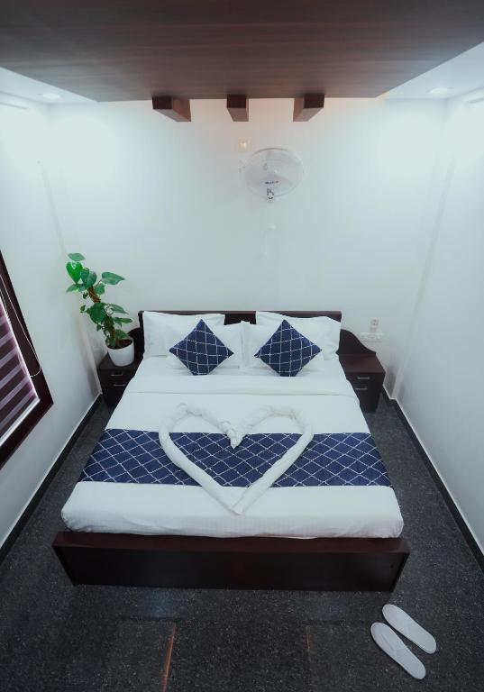 Postel nebo postele na pokoji v ubytování BEVERLY SUITES