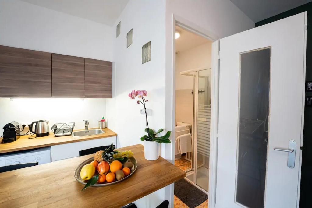 Kuchyňa alebo kuchynka v ubytovaní Appartement centre village, clim et parking gratuit