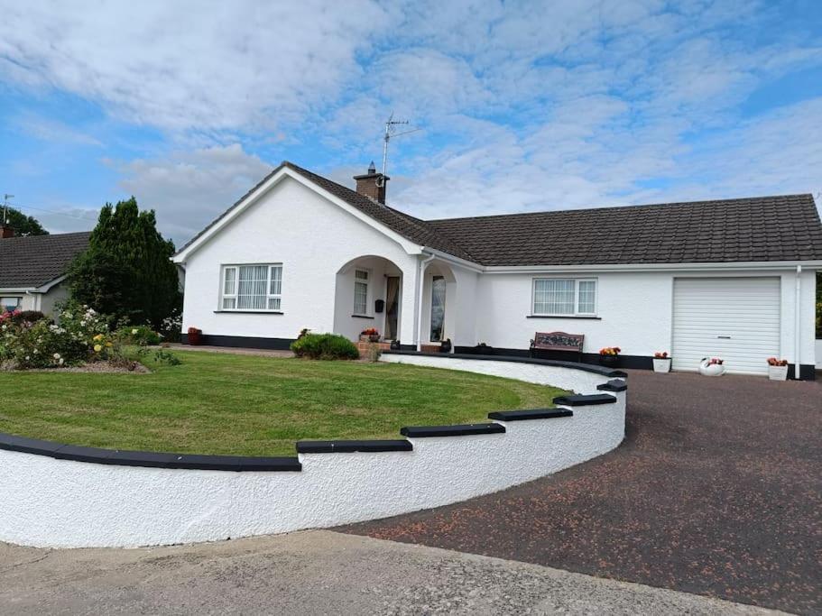ein weißes Haus mit einem Hof mit Auffahrt in der Unterkunft Hillview House in Bellaghy