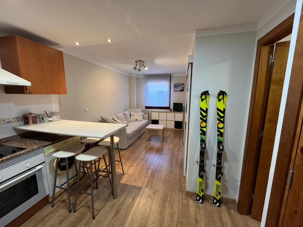 cocina y sala de estar con esquís en la pared en Precioso apartamento en San Isidro , ski , snow, en San Isidro