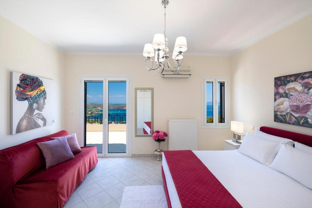 1 dormitorio con 1 cama y 1 sofá en Villa Haven United, en Palaia Epidavros