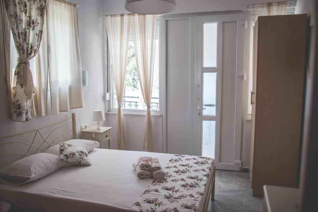 A bed or beds in a room at Maistrali Pension