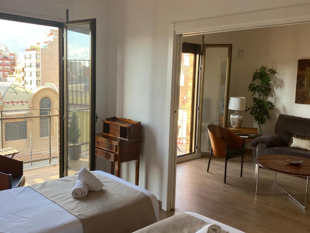 Habitación de hotel con 2 camas y balcón en Espectacular Tarragona Corsini Apartment-2, en el centro, con parking en Tarragona