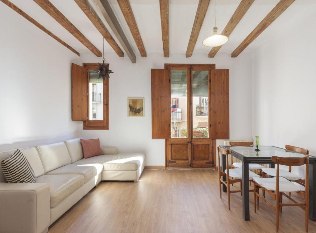 sala de estar con sofá blanco y mesa en Ndlr 2-4 · Authentic flat in Poble Sec - Paralelo, en Barcelona