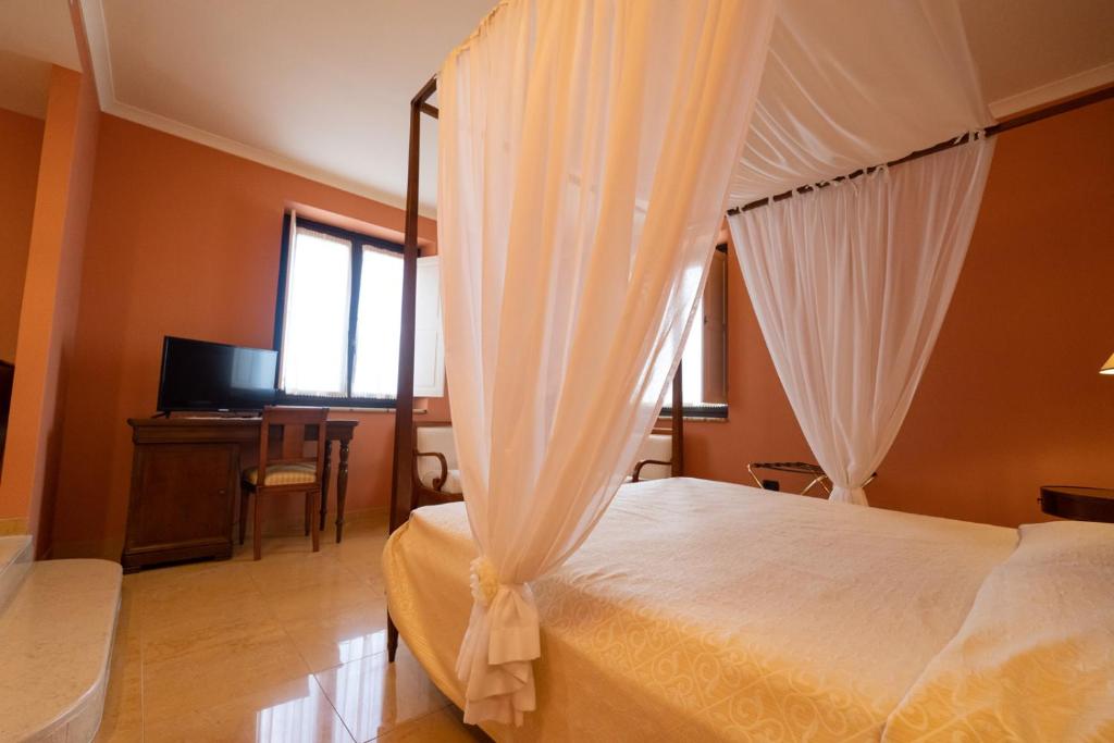 Postel nebo postele na pokoji v ubytování Hotel Ristorante Vecchia Vibo
