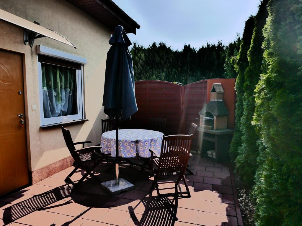 Patio lub wspólna przestrzeń na świeżym powietrzu w obiekcie Ferienhäuser mit Pool