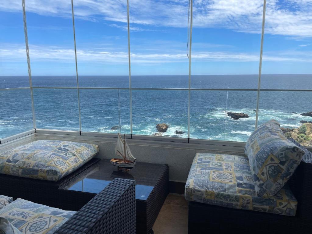 a room with a large view of the ocean at El Encanto del Pacífico a tus pies in Concón