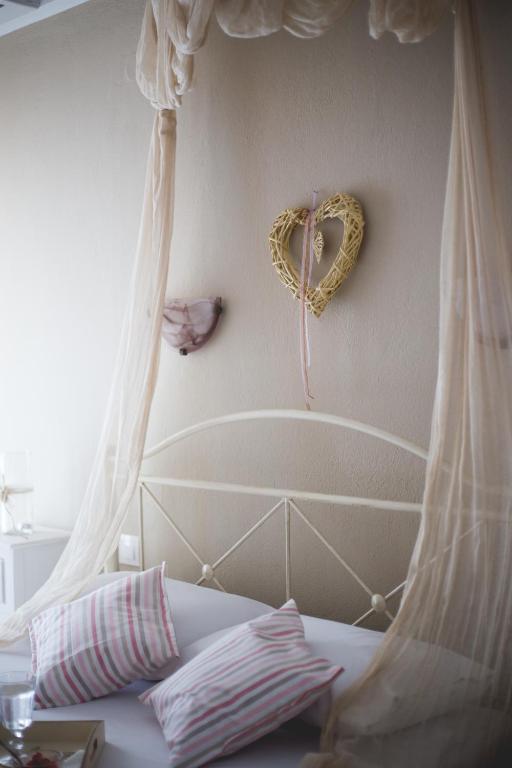 A bed or beds in a room at Maistrali Pension