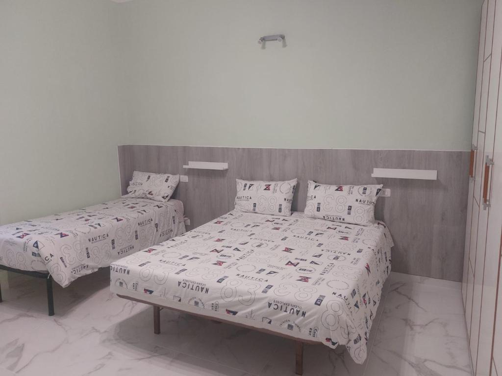 Posteľ alebo postele v izbe v ubytovaní EL MAR casa vacanza Lavinio mare