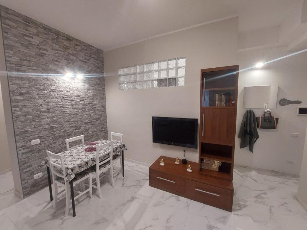 Televízia a/alebo spoločenská miestnosť v ubytovaní EL MAR casa vacanza Lavinio mare
