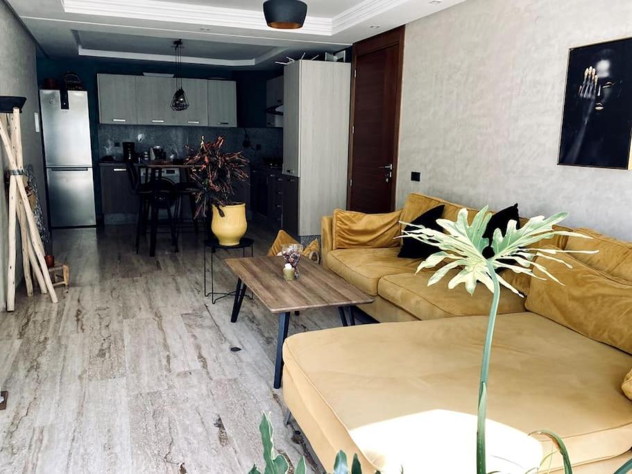 Artsy beach apartment perfect for romantic escapes , surf and creative getaways