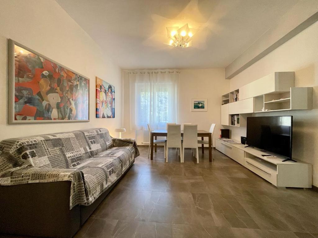 - un salon avec un canapé, une télévision et une table dans l'établissement La casa dell’artista - Levanto, 5 Terre, à Levanto