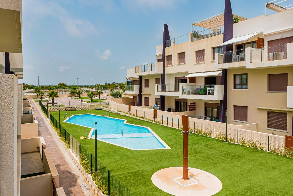 Bazén v ubytování Cozy apartments near the beach nebo v jeho okolí