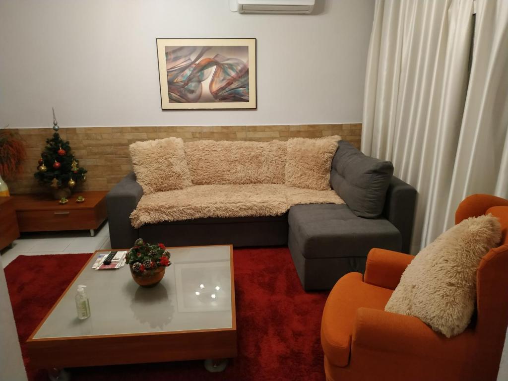 a living room with a couch and a coffee table at Linda's house in Agria
