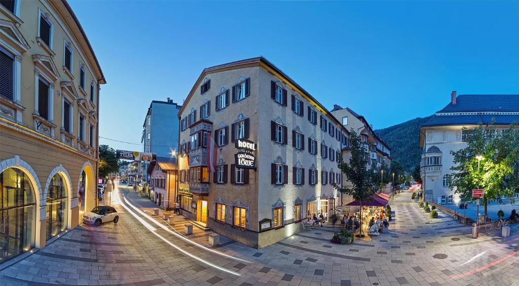 ein altes Gebäude in einer Straße in einer Stadt in der Unterkunft Hotel Goldener Löwe in Kufstein