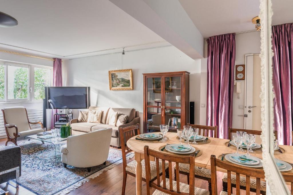 un salon avec une table et un canapé dans l'établissement Amazing Apartment - 6 guests - 5 min from Gare de Lyon, à Paris