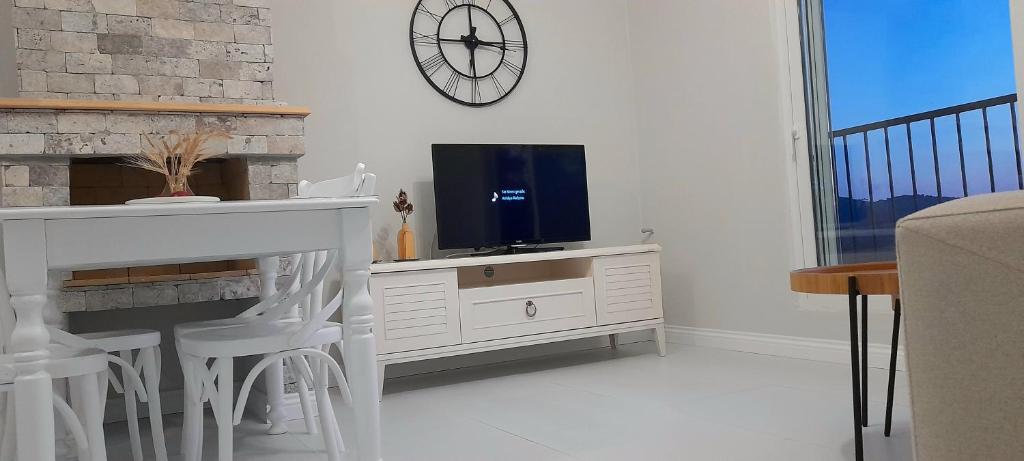 TV a/nebo společenská místnost v ubytování AirPort Blue Eye Apartment Dalaman 5 km form AirPort