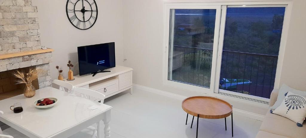 TV a/nebo společenská místnost v ubytování AirPort Blue Eye Apartment Dalaman 5 km form AirPort