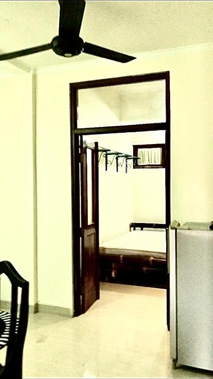 sypialnia z łóżkiem i wentylatorem sufitowym w obiekcie Sacca Studio Home in Benoa w mieście Ujung