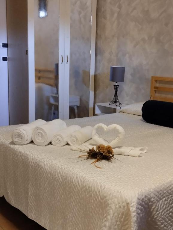 a bee sitting on top of a bed with towels at Casa vacanza Giovanni Salvatori in Orvieto Scalo