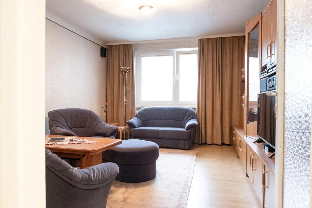 sala de estar con 2 sillas y mesa en City Smart Home, Hi-End Services, Media Streaming, en Viena