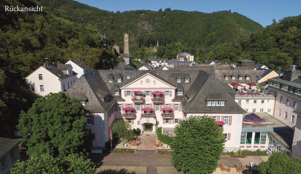 una vista aerea di una grande casa bianca di Häcker's Fürstenhof a Bad Bertrich