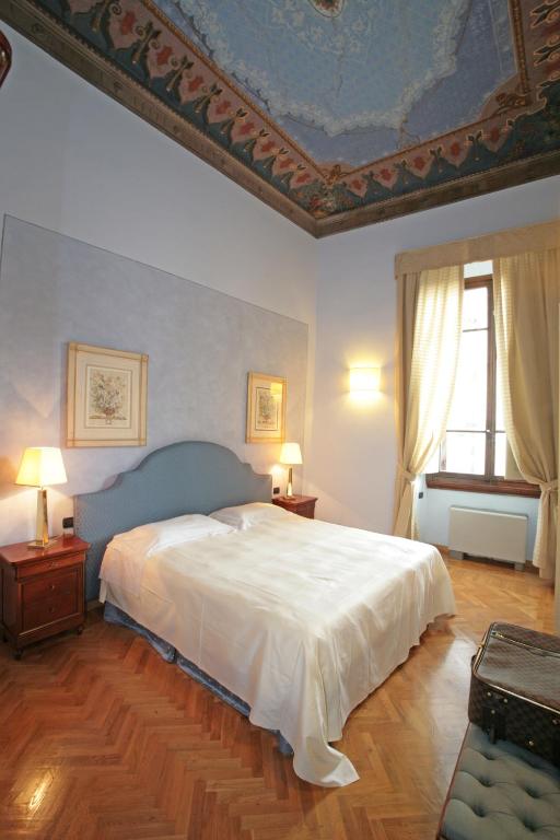 Postel nebo postele na pokoji v ubytování Palazzo Gamba Apartments al Duomo