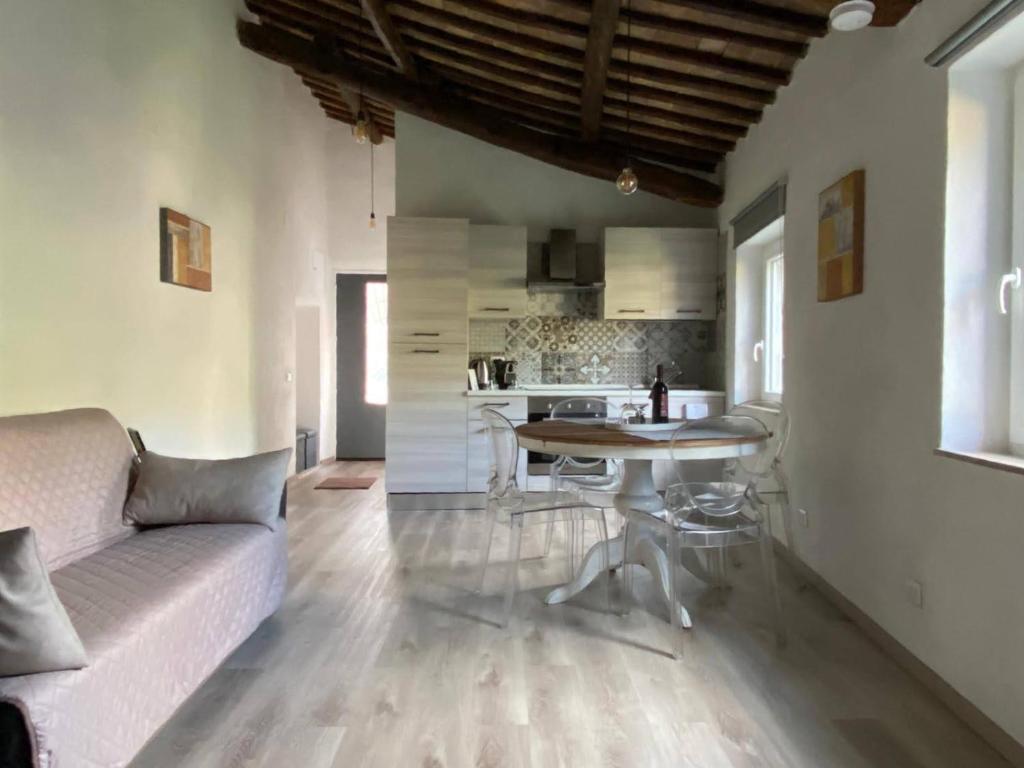een woonkamer met een bank en een tafel bij Casa Biscarello - Borgo e Lago in Grotte di Castro