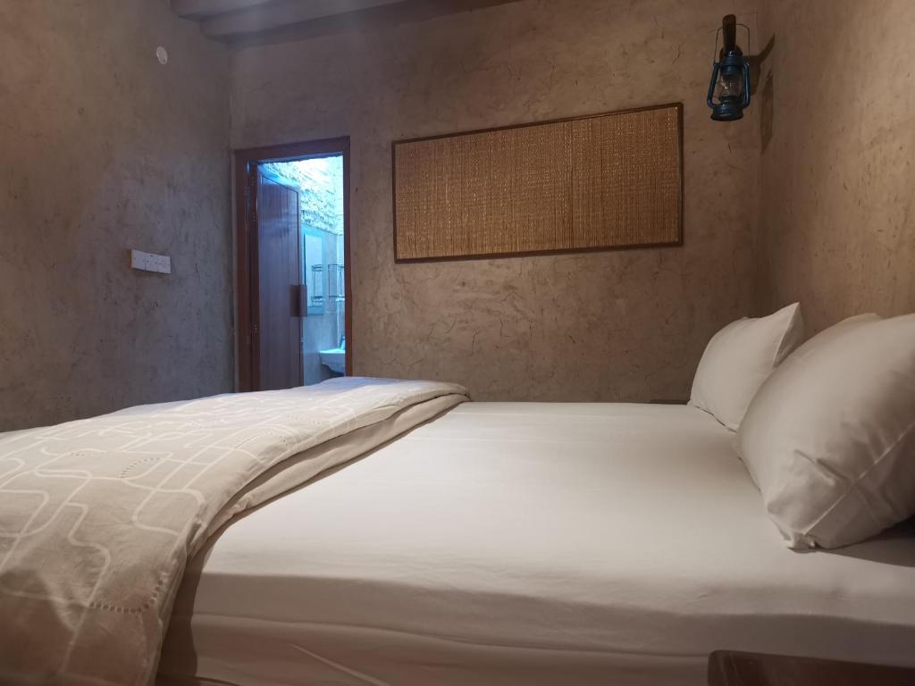 Postel nebo postele na pokoji v ubytování Durrat Al-Misfah Guest House