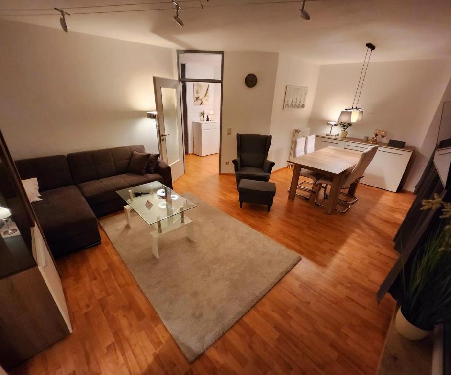 ein Wohnzimmer mit einem Sofa und einem Tisch in der Unterkunft Komfortable Ferienwohnung Auf dem Höchsten in Dortmund