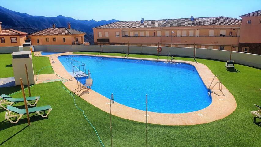 una gran piscina en medio de un patio en Apartamento nuevo con piscina en la envía golf aguadulce Almería, en La Envía