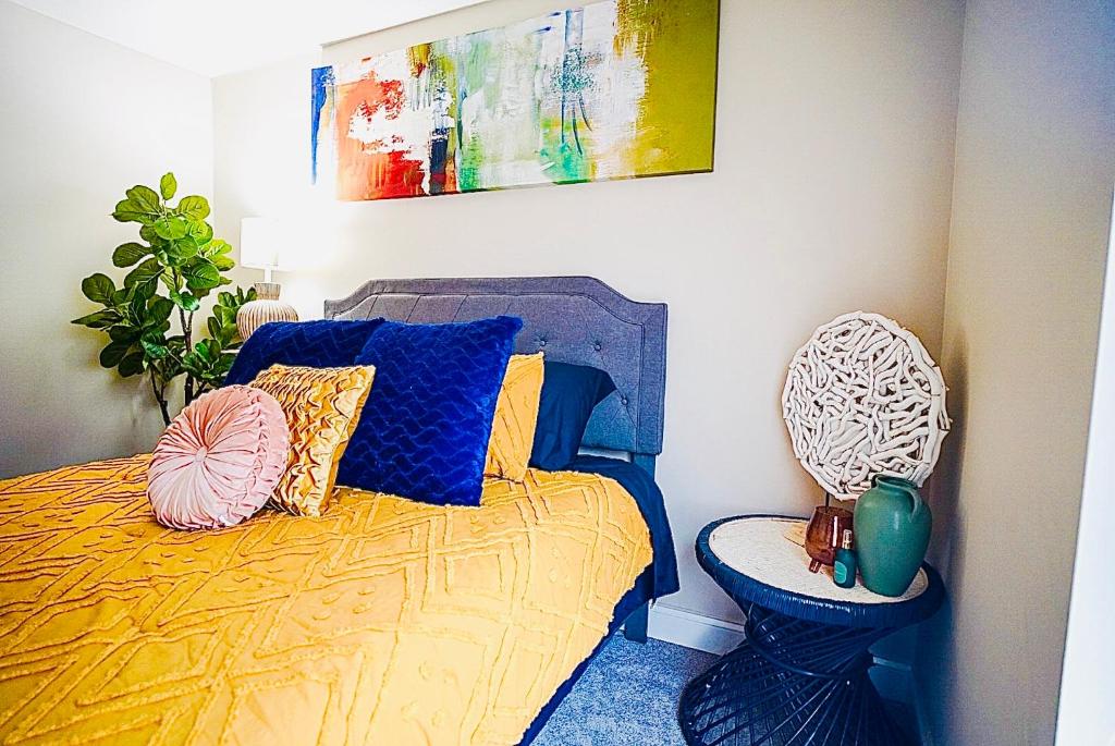 Postel nebo postele na pokoji v ubytování Cozy Short & Suite 4-Bedroom Stay- Minutes to City