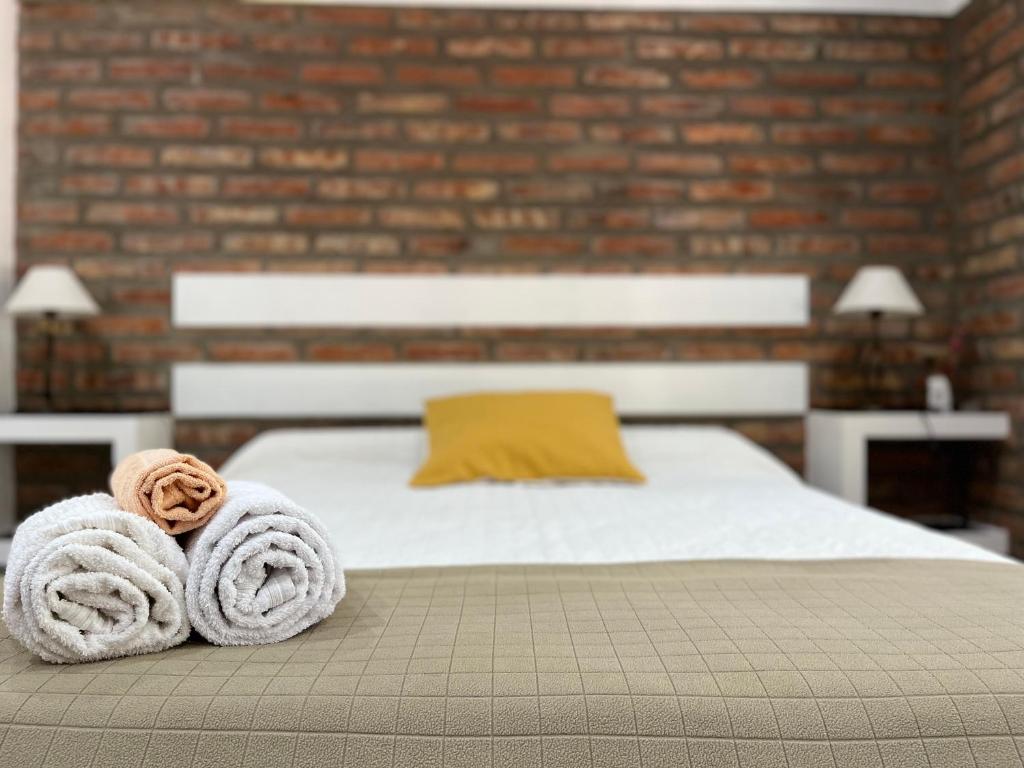 - une chambre avec un lit et 2 serviettes dans l'établissement La Quinta Departamento, à Santa Rosa