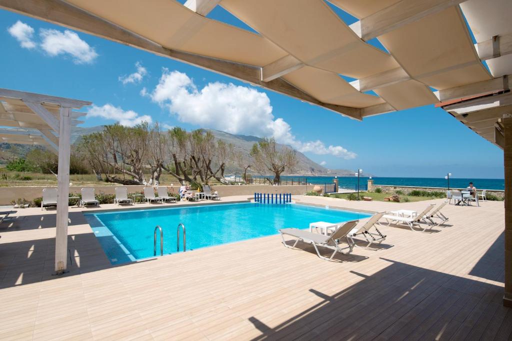 Bazén v ubytovaní Captain's Beach Apartments alebo v jeho blízkosti