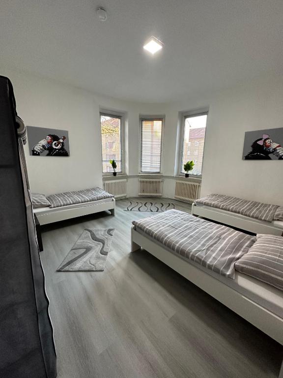 sypialnia z 2 łóżkami i 2 oknami w obiekcie FeWo for max 6 Guests near Hagen-City w mieście Hagen