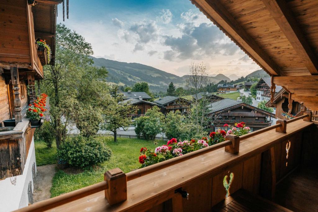 uma varanda com vista para uma aldeia em Chalet Waschkuchl em Alpbach