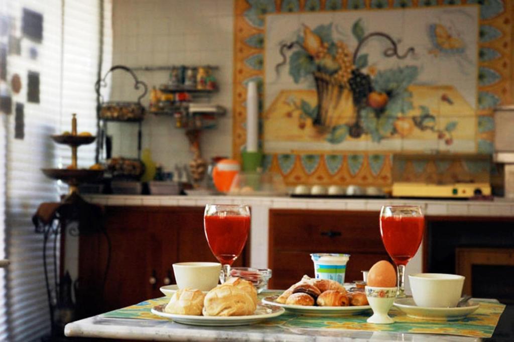 - une table avec deux assiettes de nourriture et deux verres à vin dans l'établissement Hotel Toledo, à Naples