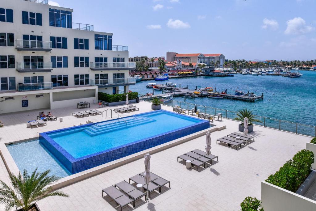 Bazén v ubytování Stylish luxury condo, central location, ocean view, pool, gym nebo v jeho okolí