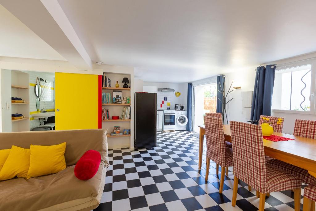 un salon avec un canapé et une table dans l'établissement Maison Royan Foncillon-Chay classée PMR, à Royan