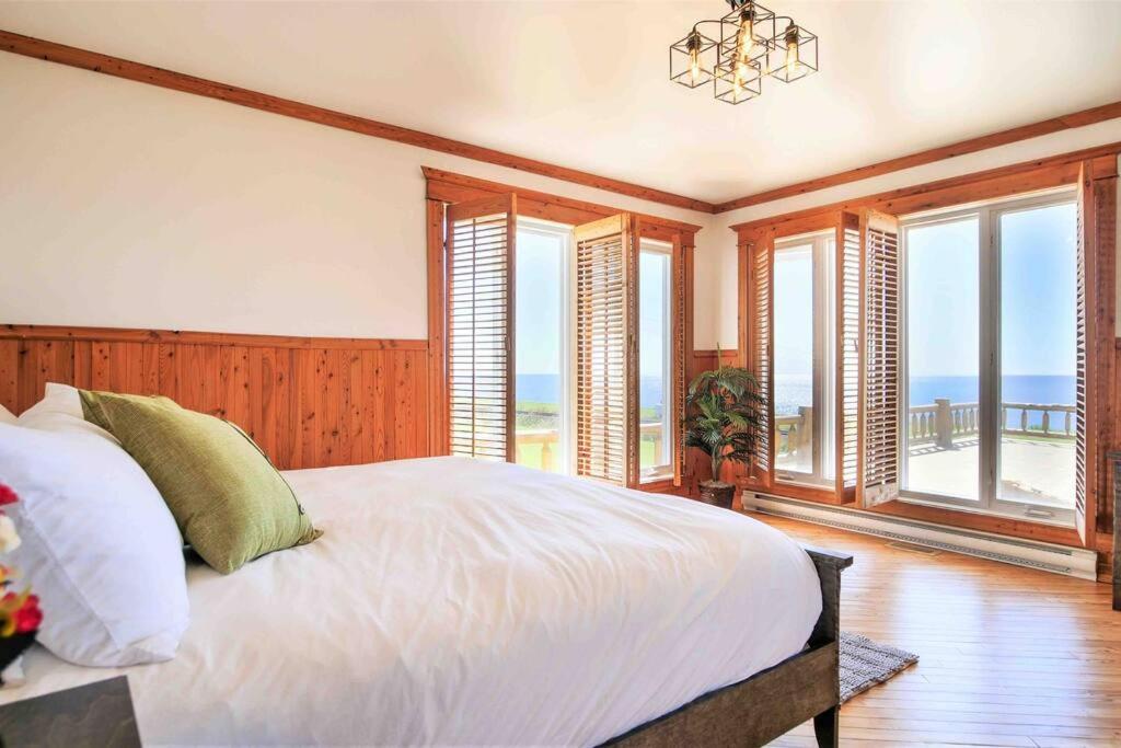 Postel nebo postele na pokoji v ubytování The Simeon - Upscale Bay Views by Doorbed