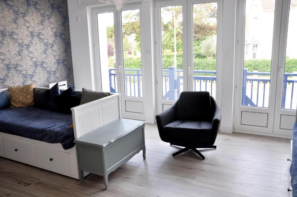 - un salon avec un canapé et une chaise dans l'établissement Grande maison à deux pas de la mer, à Bray-Dunes