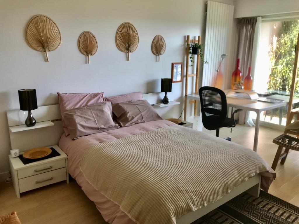 Posteľ alebo postele v izbe v ubytovaní Chez Isa, espace prive, 1ou 2 chambres, terrasse et jardin, entrée autonome, sdb et mini cuisine partagées entre les 2 chambres