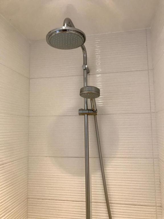 Kúpeľňa v ubytovaní Chez Isa, espace prive, 1ou 2 chambres, terrasse et jardin, entrée autonome, sdb et mini cuisine partagées entre les 2 chambres