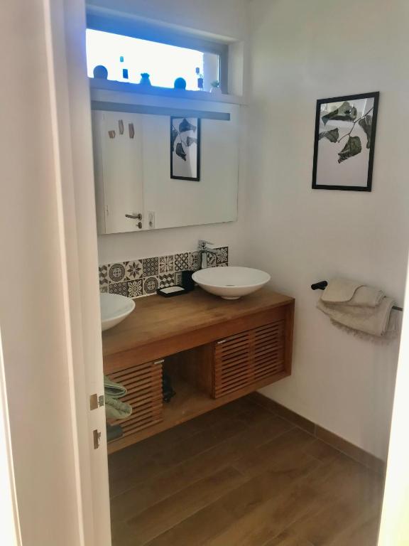 Kúpeľňa v ubytovaní Chez Isa, espace prive, 1ou 2 chambres, terrasse et jardin, entrée autonome, sdb et mini cuisine partagées entre les 2 chambres