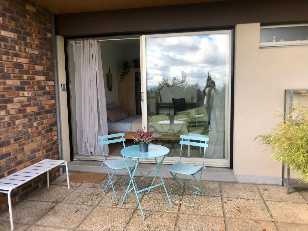 Patio alebo iná vonkajšia časť ubytovania Chez Isa, espace prive, 1ou 2 chambres, terrasse et jardin, entrée autonome, sdb et mini cuisine partagées entre les 2 chambres