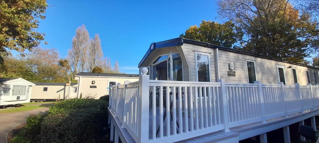 プールにあるFamily breaks at Rockley Park with Prosecco and a box of chocolates on arrivalの白柵の小屋