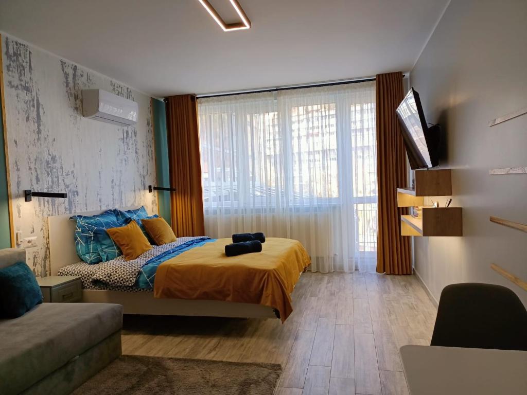 sypialnia z łóżkiem i dużym oknem w obiekcie AAB Studio Central w mieście Piatra Neamţ